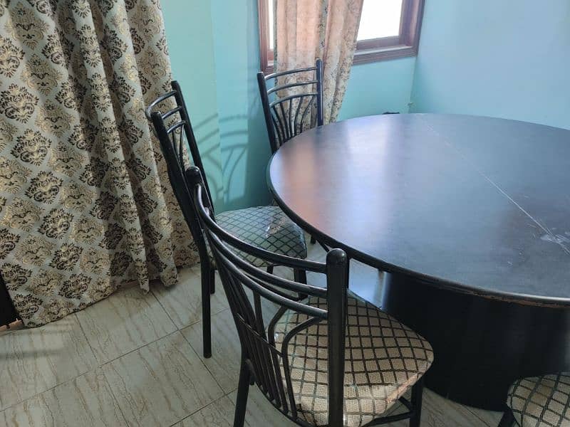 Round Dinning table for Sale 1