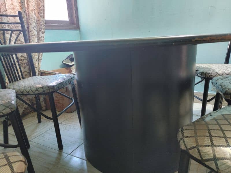 Round Dinning table for Sale 2