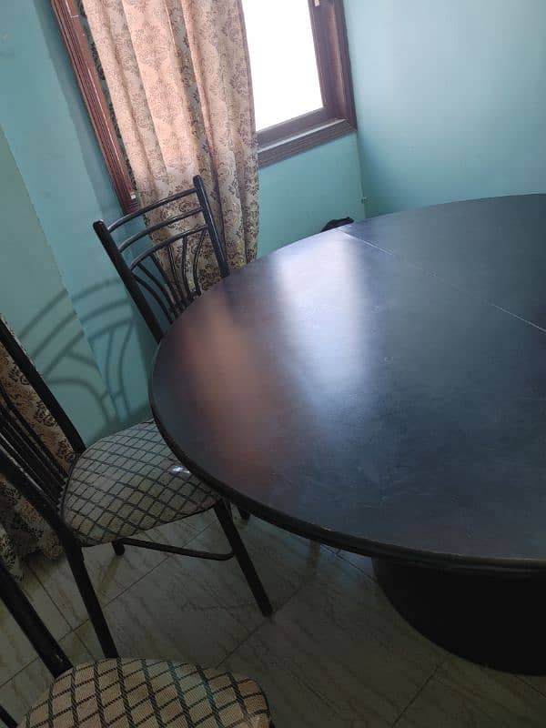 Round Dinning table for Sale 8