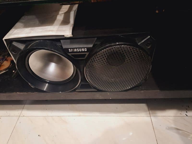 Samsung speakers 1