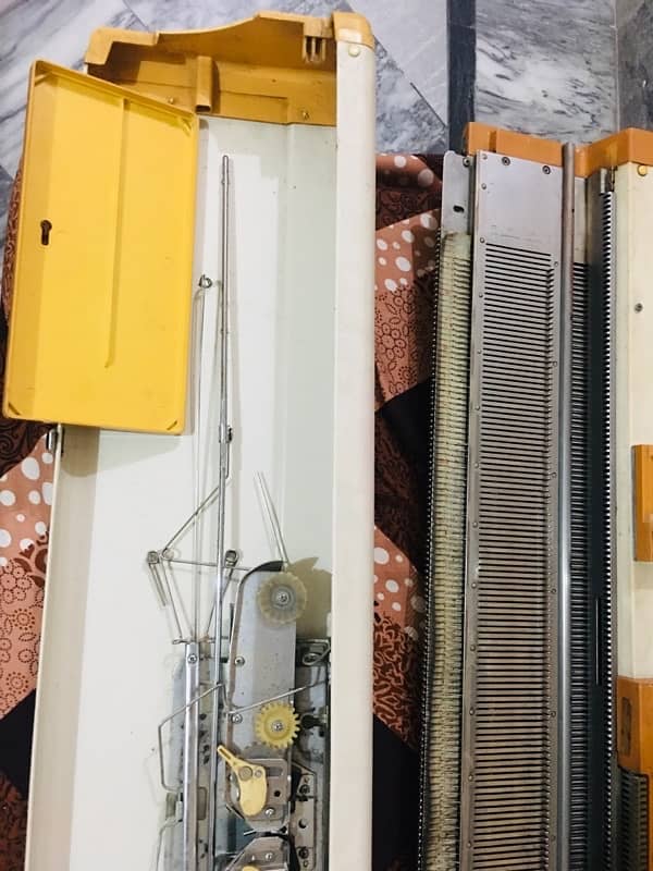 Singer Knitting Machine ( 5 gauge ) 1