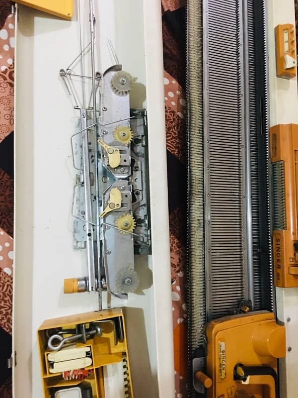 Singer Knitting Machine ( 5 gauge ) 3