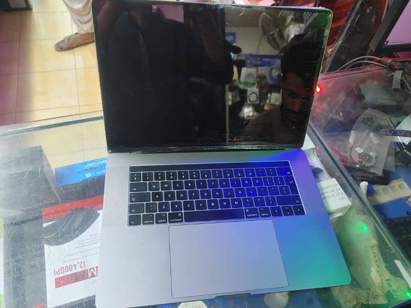 MacBook pro 13,3 1