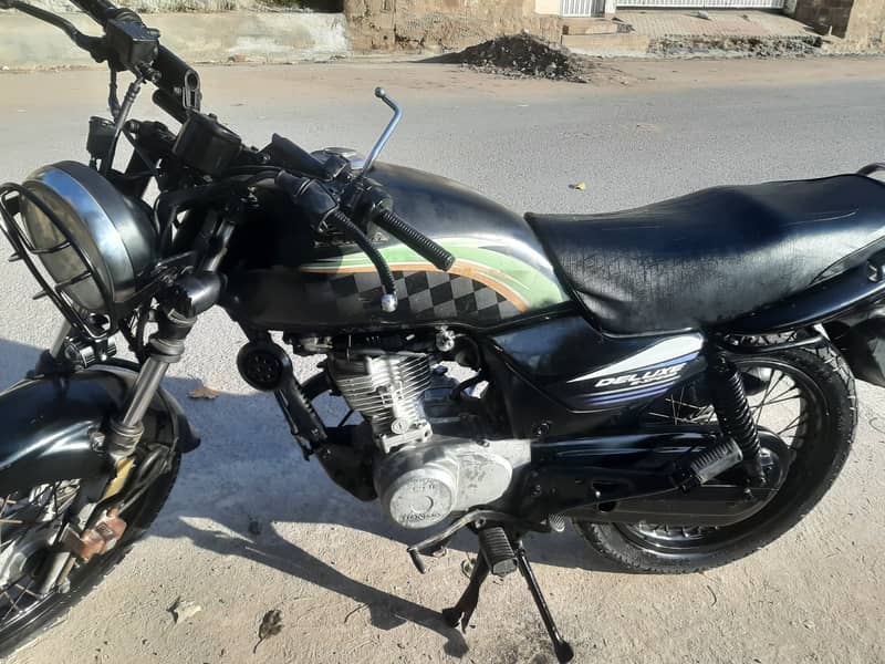 Behtreen bike hai delux 125 20212 model Islamabad number . . 10