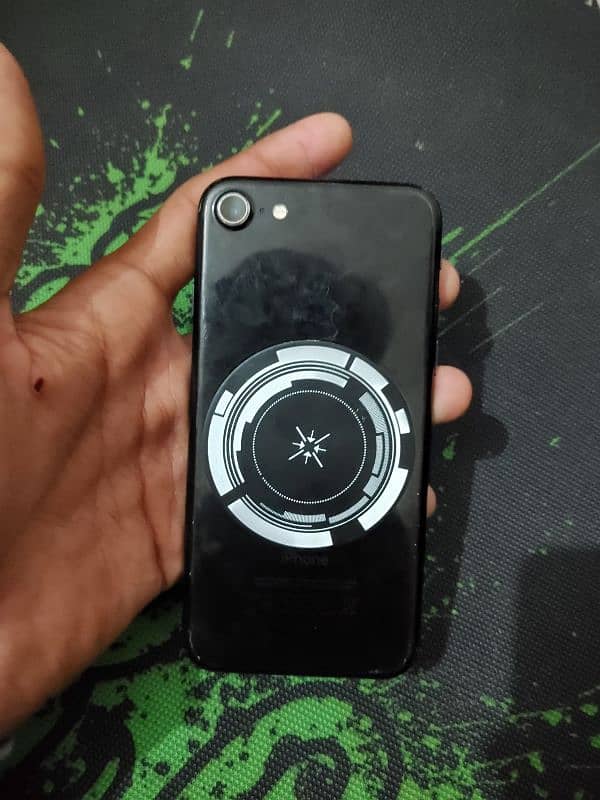 iphone 7 128gb 10/9 condition contact on whatsapp 1