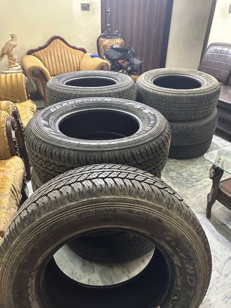 Prado Tyres 265/65/R17 Dunlop 4