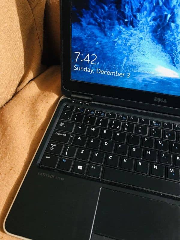 Dell Latitude Model E7240 | Core i5 generation 4th | 4Gb Ram 256 Ssd 2