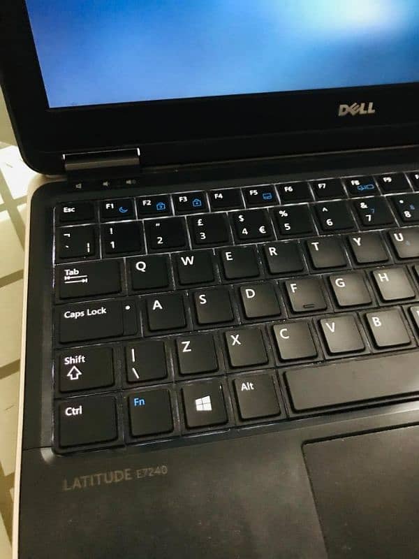 Dell Latitude Model E7240 | Core i5 generation 4th | 4Gb Ram 256 Ssd 3