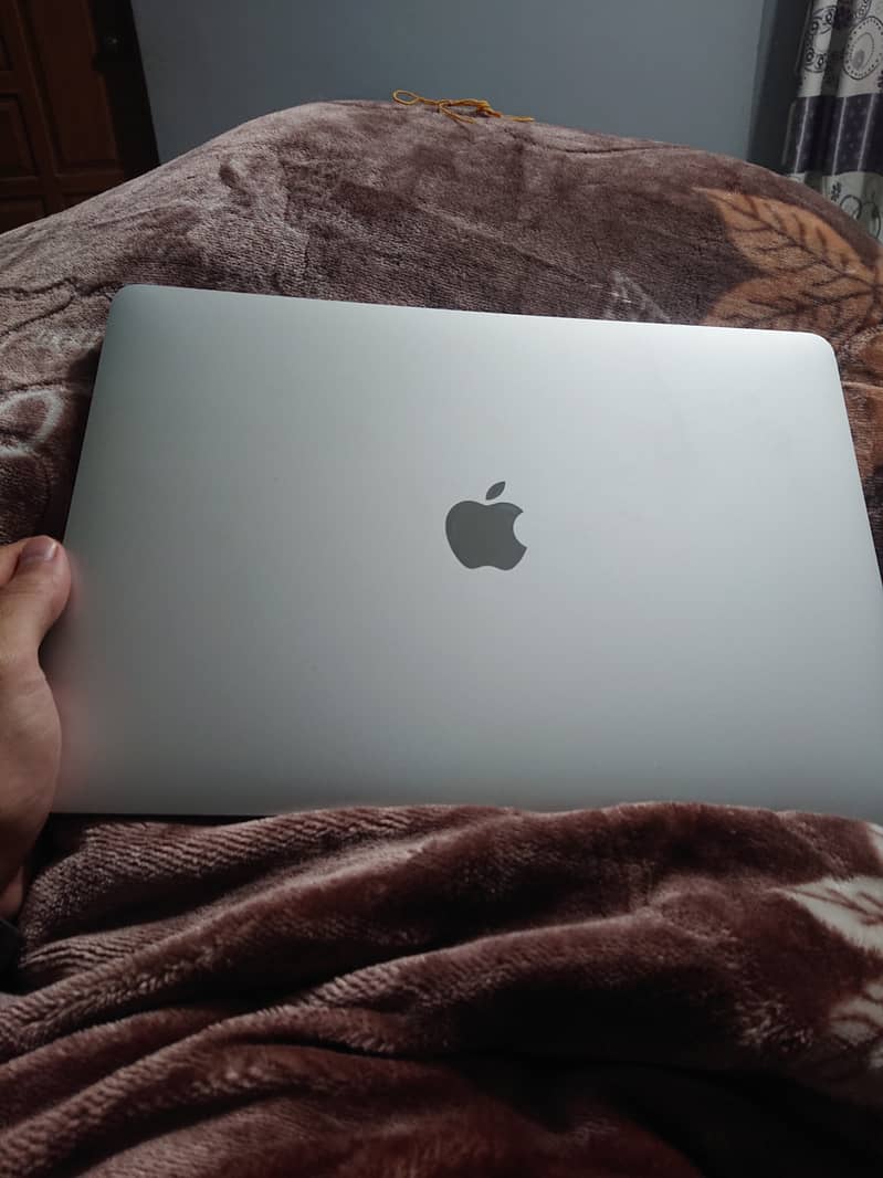 macbook pro 2017 13' with TouchPad. 10/10 condition 0