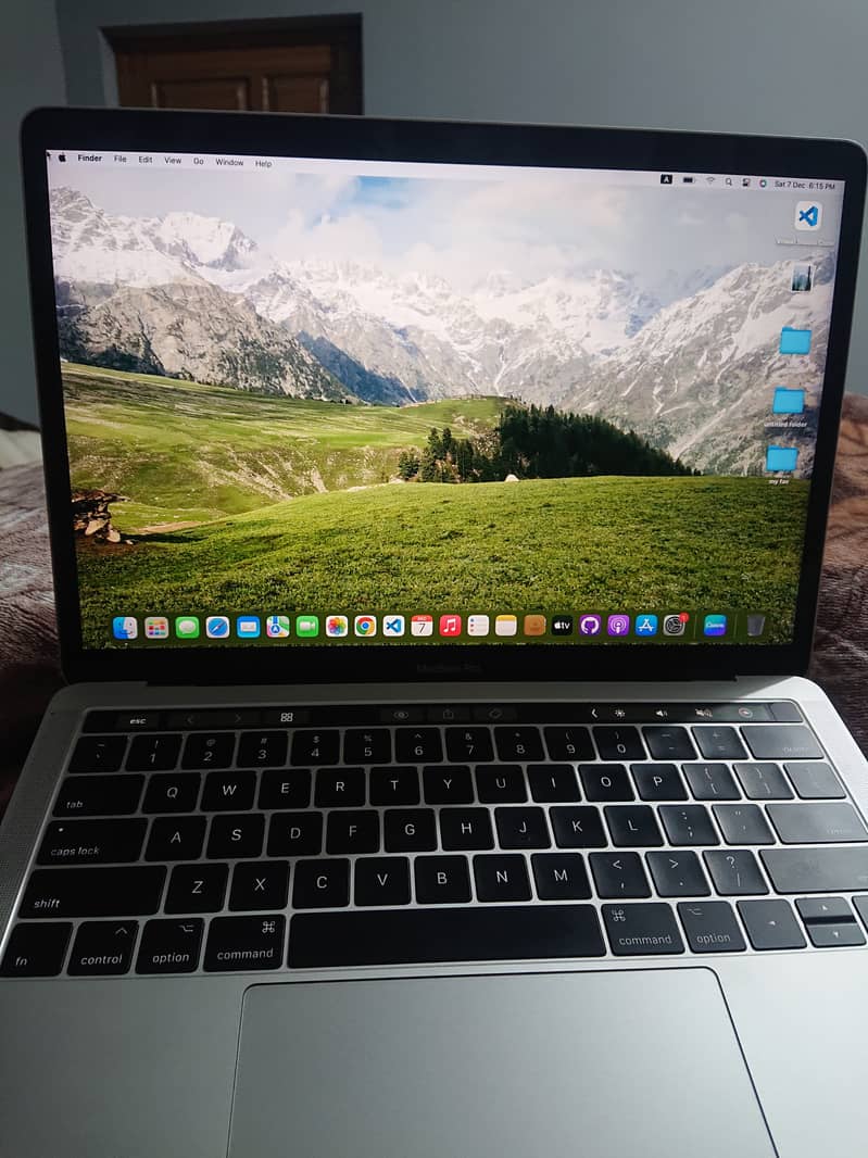 macbook pro 2017 13' with TouchPad. 10/10 condition 1