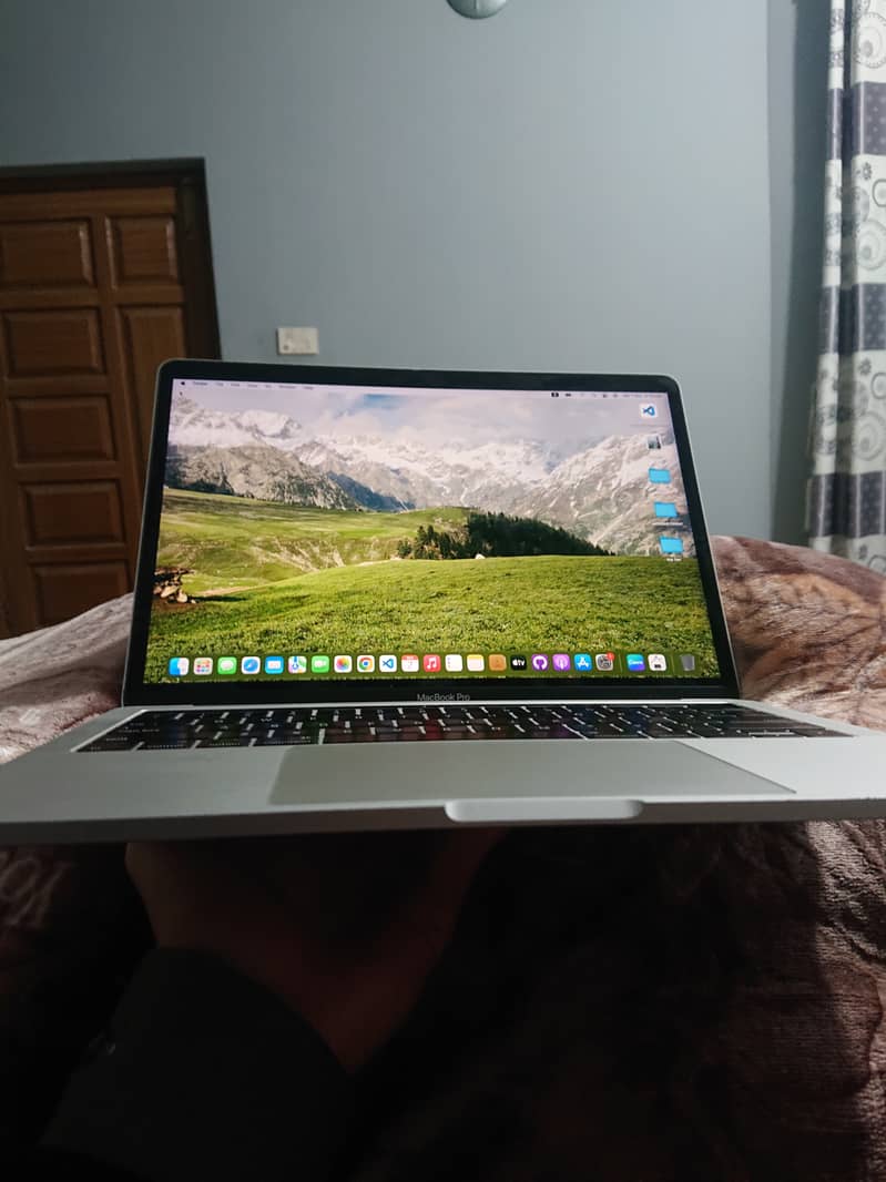 macbook pro 2017 13' with TouchPad. 10/10 condition 2