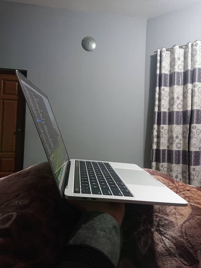 macbook pro 2017 13' with TouchPad. 10/10 condition 3