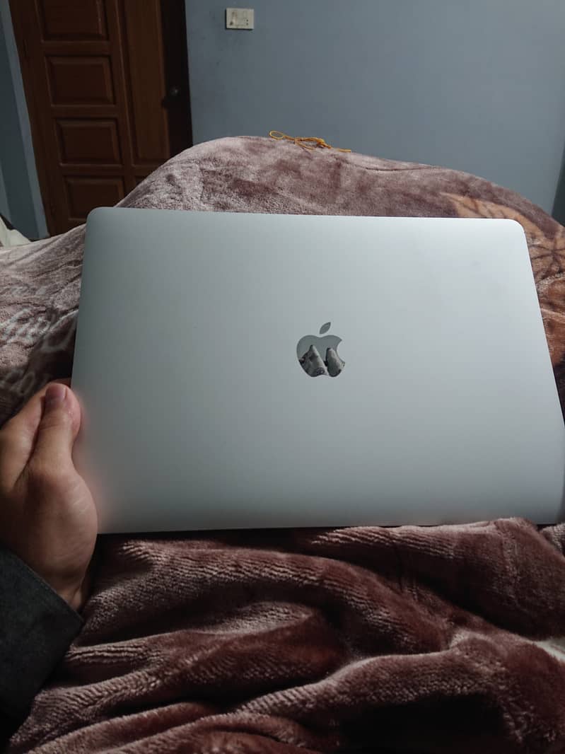 macbook pro 2017 13' with TouchPad. 10/10 condition 4