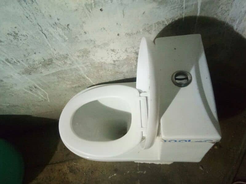 Toilet Comod for urgent sale 2