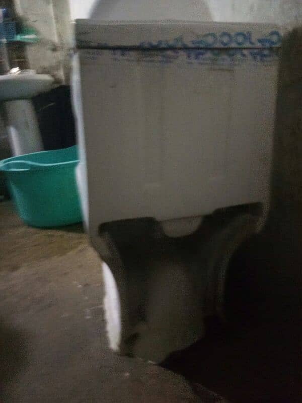 Toilet Comod for urgent sale 3