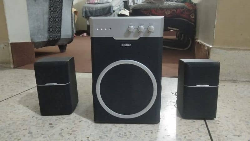 Edifire R401  Speaker 0