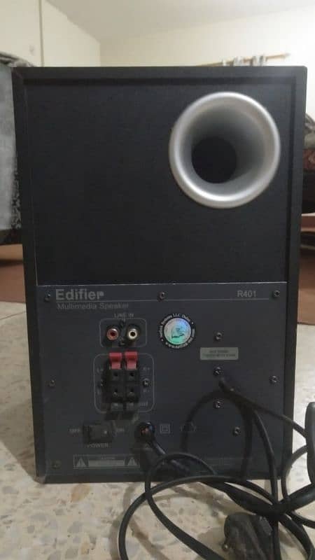 Edifire R401  Speaker 1