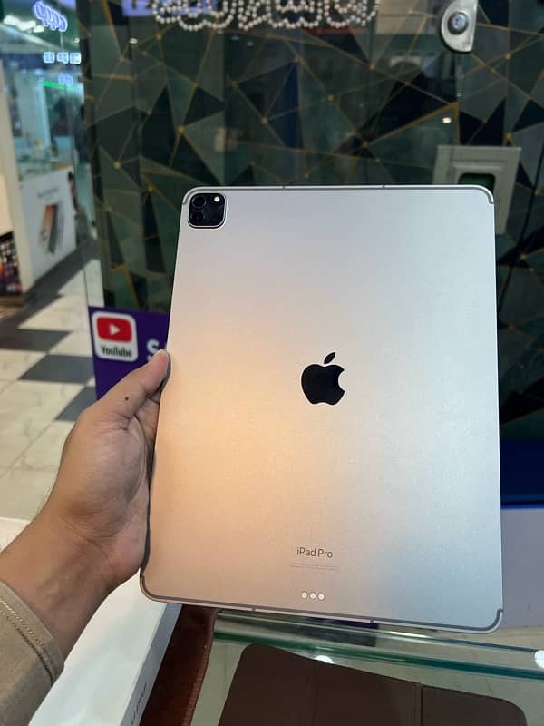 Ipad pro 12.9 inches 2022 model 6th generation 256 Gb (5G cellular ) 1