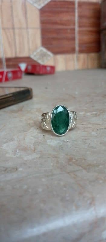 gemstone Emerald natural beautiful colour carat1000 15