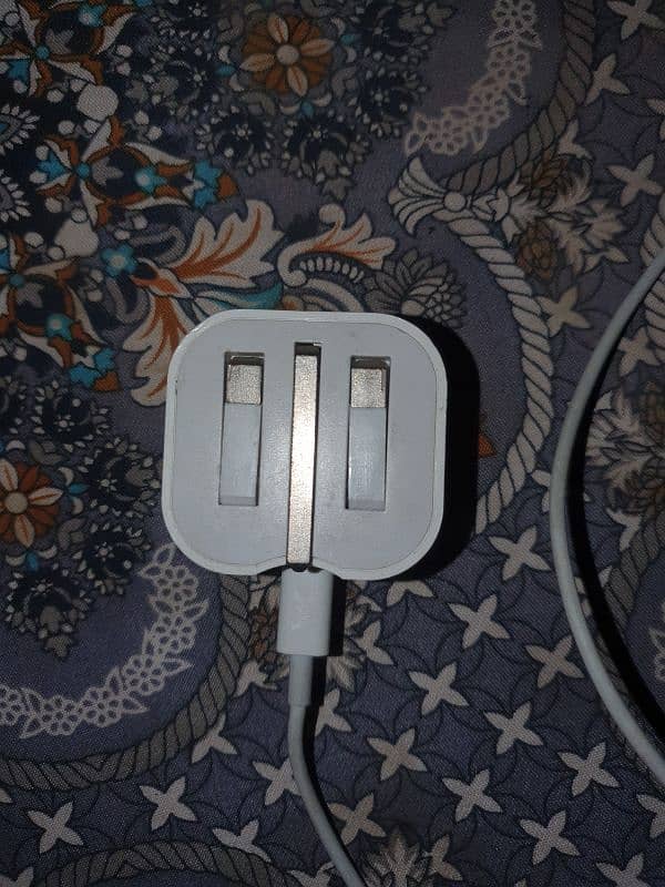 Iphone orignal charger 0