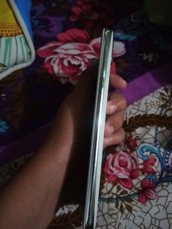 Aquos r2 non pta 64gb back crack Baki all okay hai 4