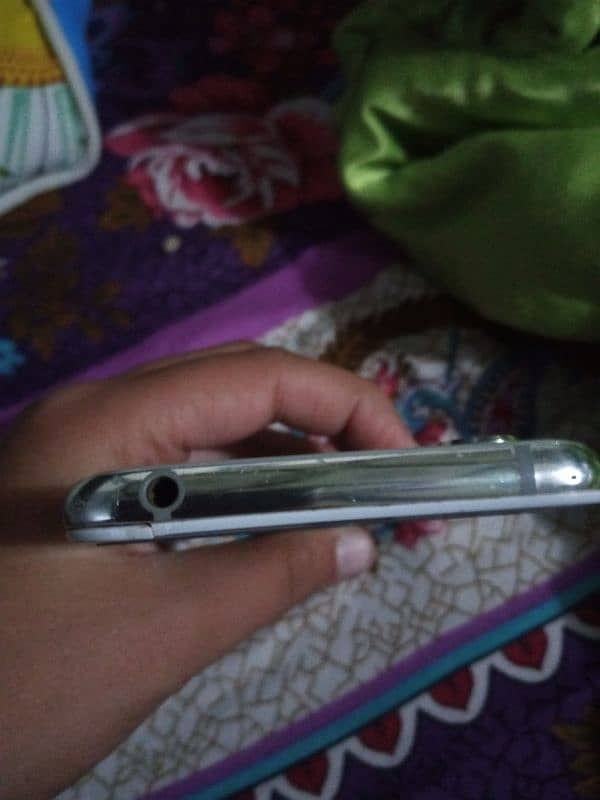 Aquos r2 non pta 64gb back crack Baki all okay hai 8