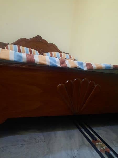 Queen size bed 2