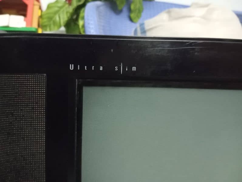 urgent for sale original LG ultra slim 21 inch TV 21SA2RG 5