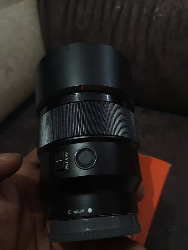 sony 85mm FE 1.8 like new 9/10 condition 3