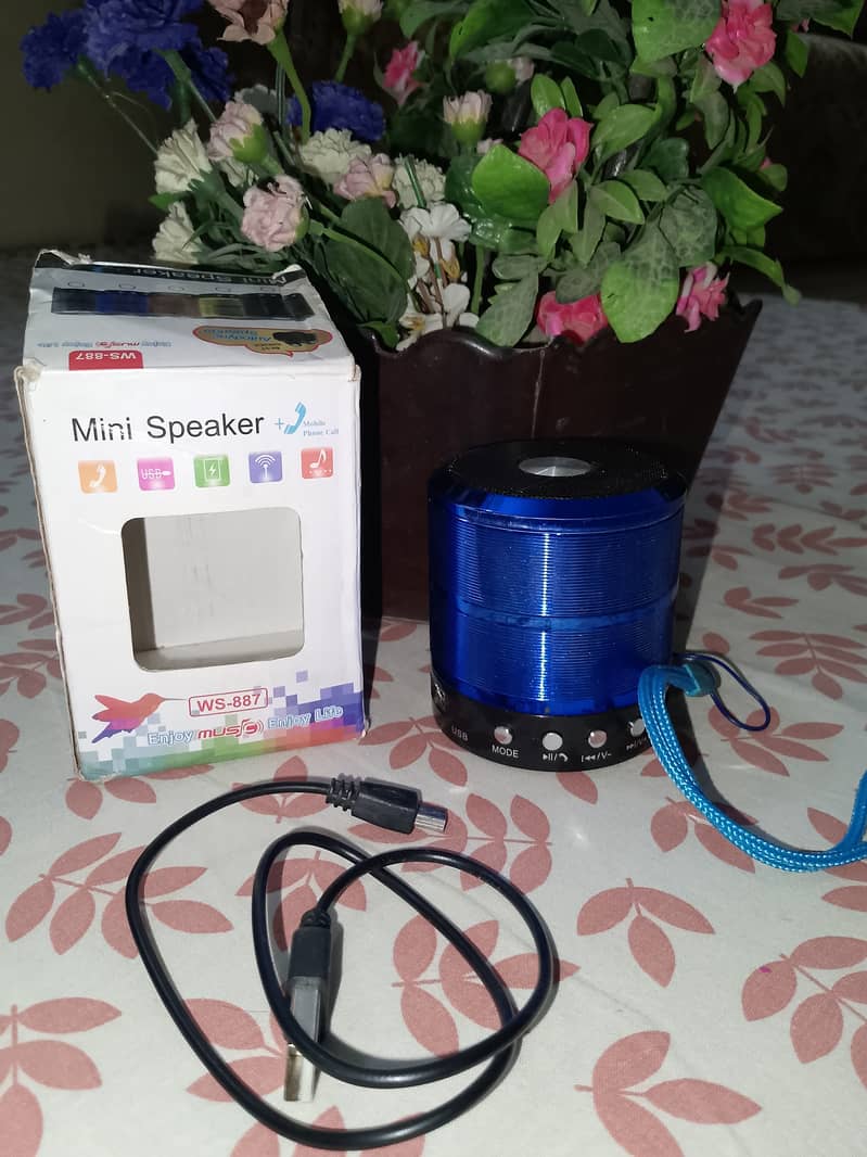 wireless Bluetooth mini speeker with box 1