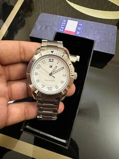 LUXURY MEN'S TOMMY  HILFIGER WHITE AND SILVER WATCH FOR SALE.