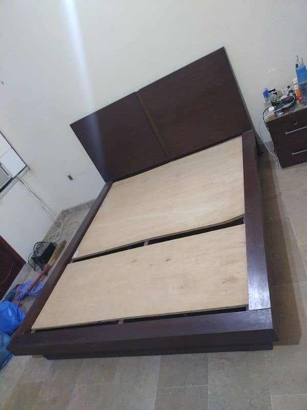 Queen size bed 1