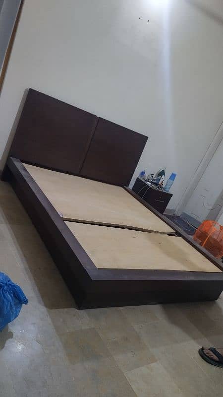 Queen size bed 6