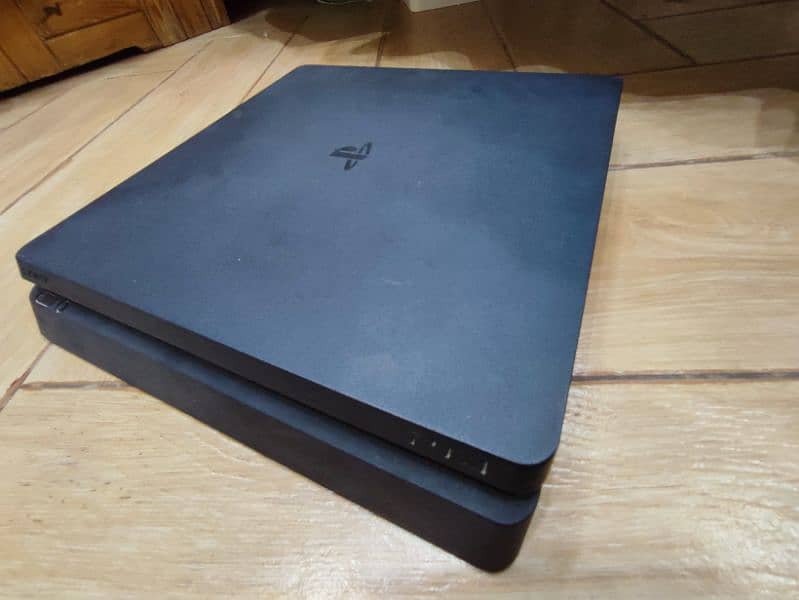 PS4 Slim | Play station 4 slim with controller 2