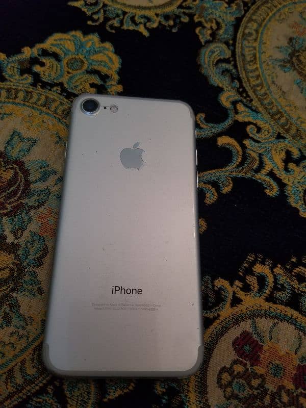 Selling iPhone 7 4