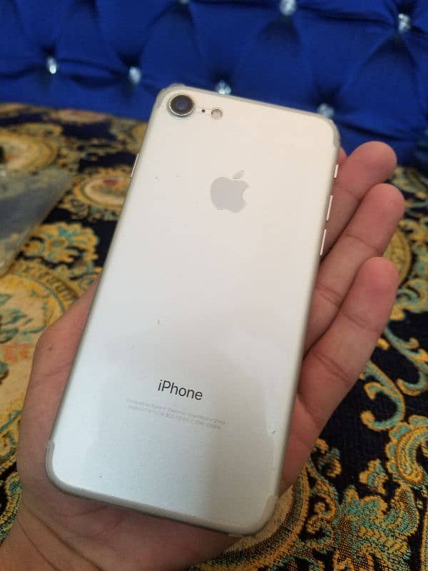 Selling iPhone 7 9