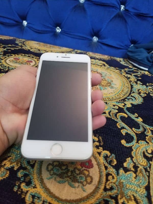 Selling iPhone 7 14