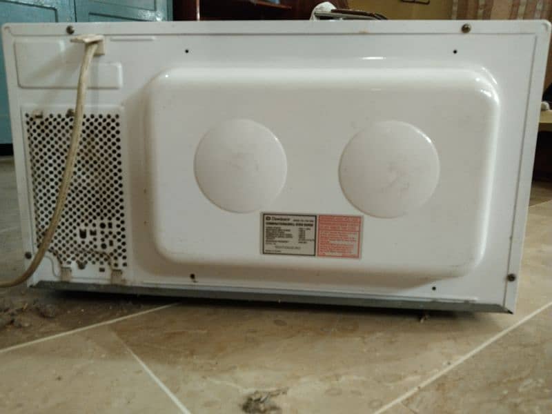 Very little used 52 litre Dawlance oven in excellent condition 3