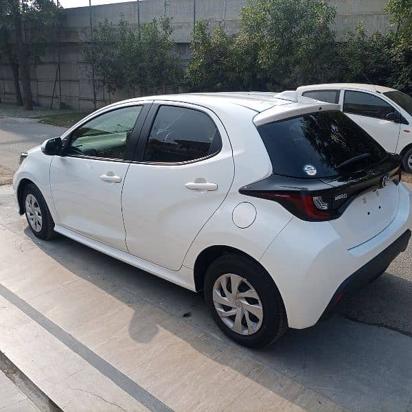 Toyota Yaris 2021 White 4.5 Grade Black 4 Grade 3