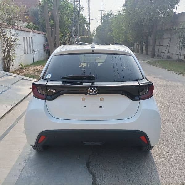 Toyota Yaris 2021 White 4.5 Grade Black 4 Grade 6