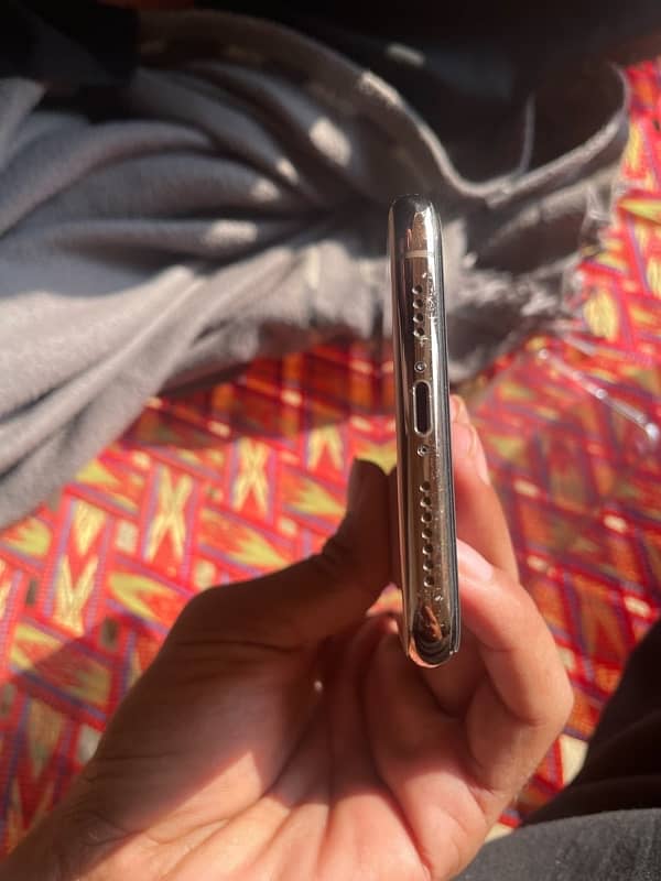 IPHONE XS MAX NON PTA GOLDEN GOOD CONDITION 1