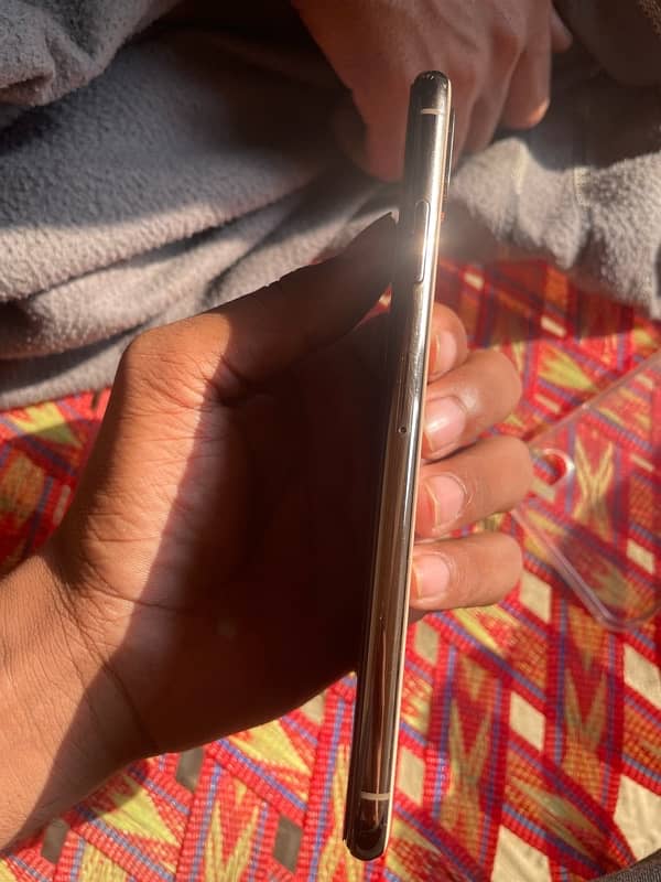 IPHONE XS MAX NON PTA GOLDEN GOOD CONDITION 4