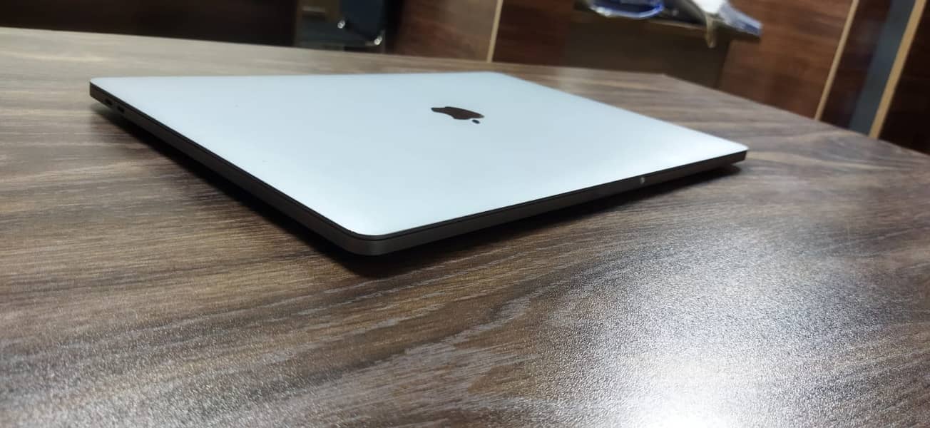 MacBook Pro 2018 15.6" | Core i9, 32GB RAM, 512 SSD | 4GB DDR5 GPU 19