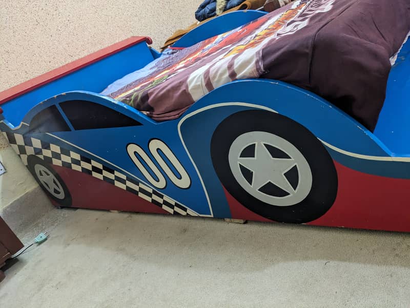 a good condition car bed 0