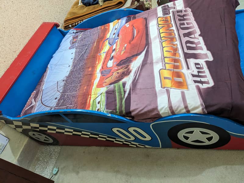 a good condition car bed 1