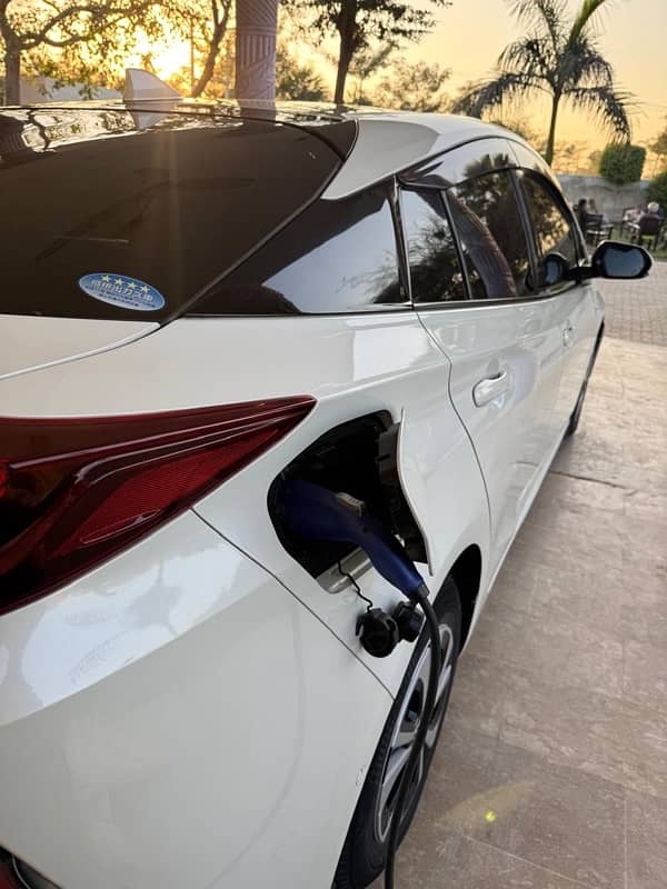 Toyota Prius PHV (Plug In Hybrid) 2021 1