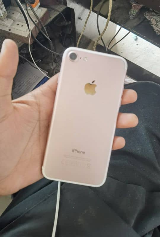 IPhone 7   10/9   Excellent condition 1