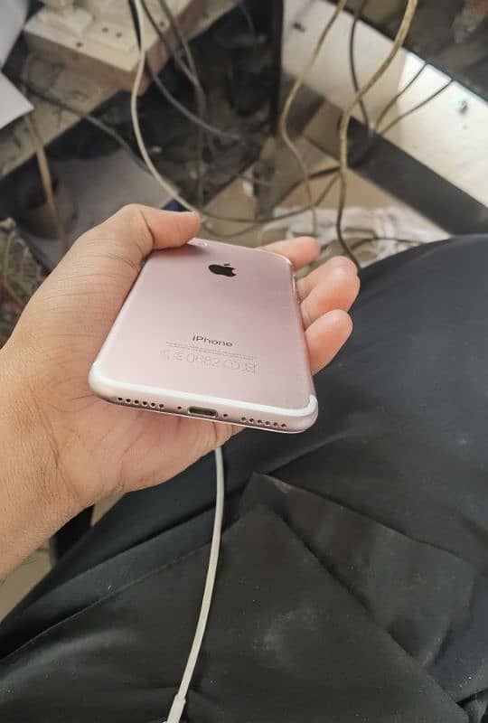 IPhone 7   10/9   Excellent condition 3