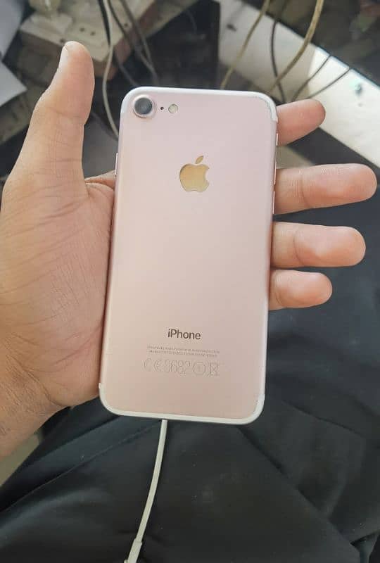 IPhone 7   10/9   Excellent condition 4