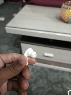 Apple Airpods Pro right side